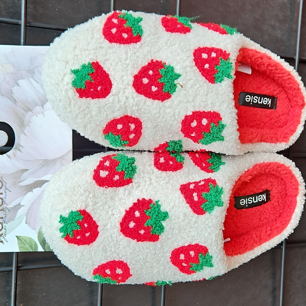 NEW WITH TAGS Kensie Size 6/7 Ivory Red Strawberries Fuzzy Memory Foam Slippers